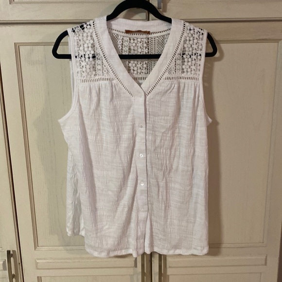 Belldini Tops - White sleeveless button top in 1X